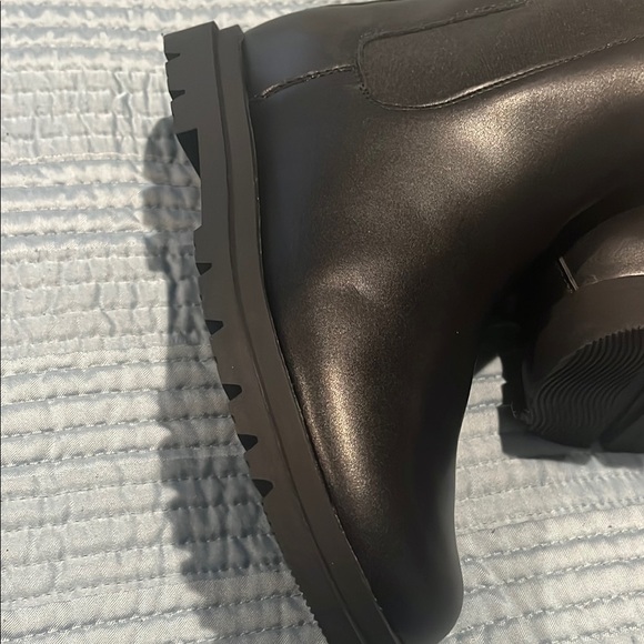 Black Chelsea Boots with Elastic Panels and Chunky Sole - Picture 3 of 5